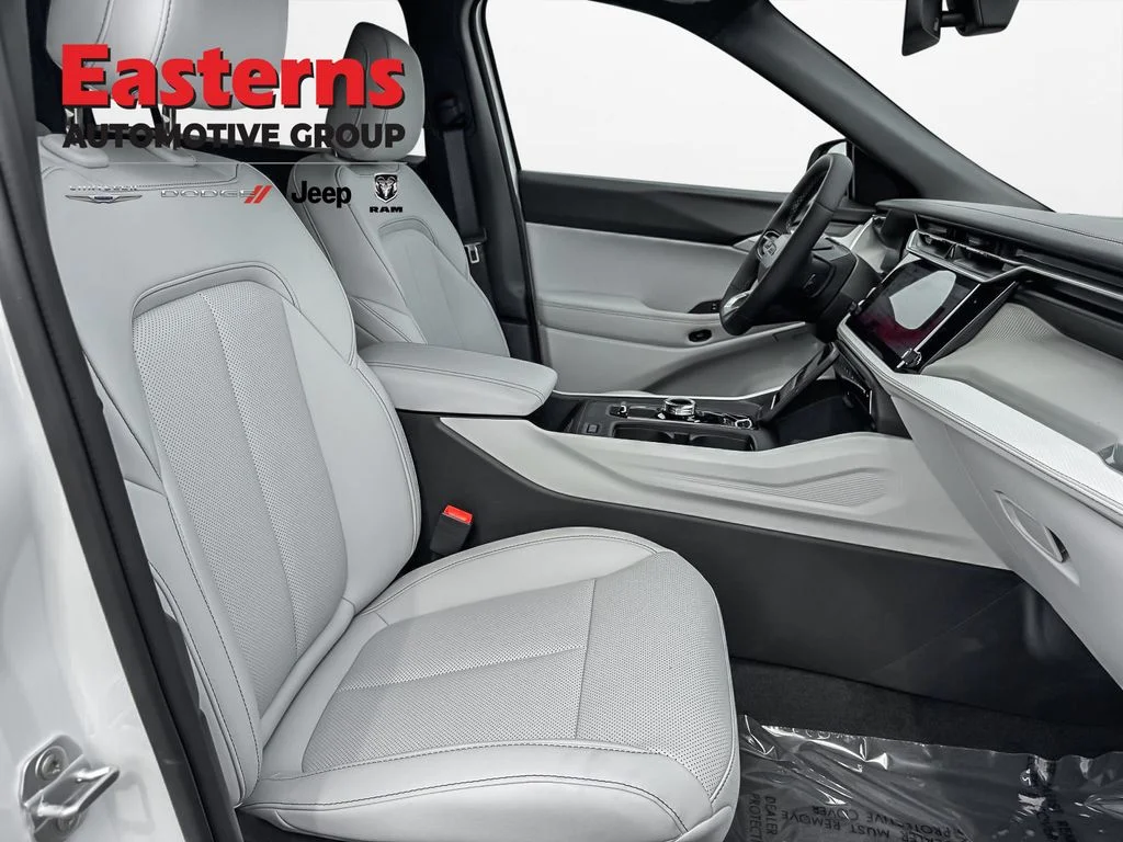 New 2026 Bright White Clear-Coat Exterior Paint Jeep Limited image 23