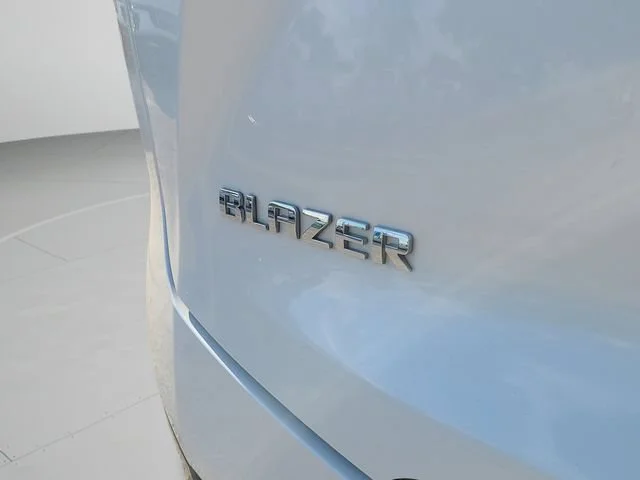 Used 2024 Iridescent Pearl Tricoat Chevrolet Premier image 5