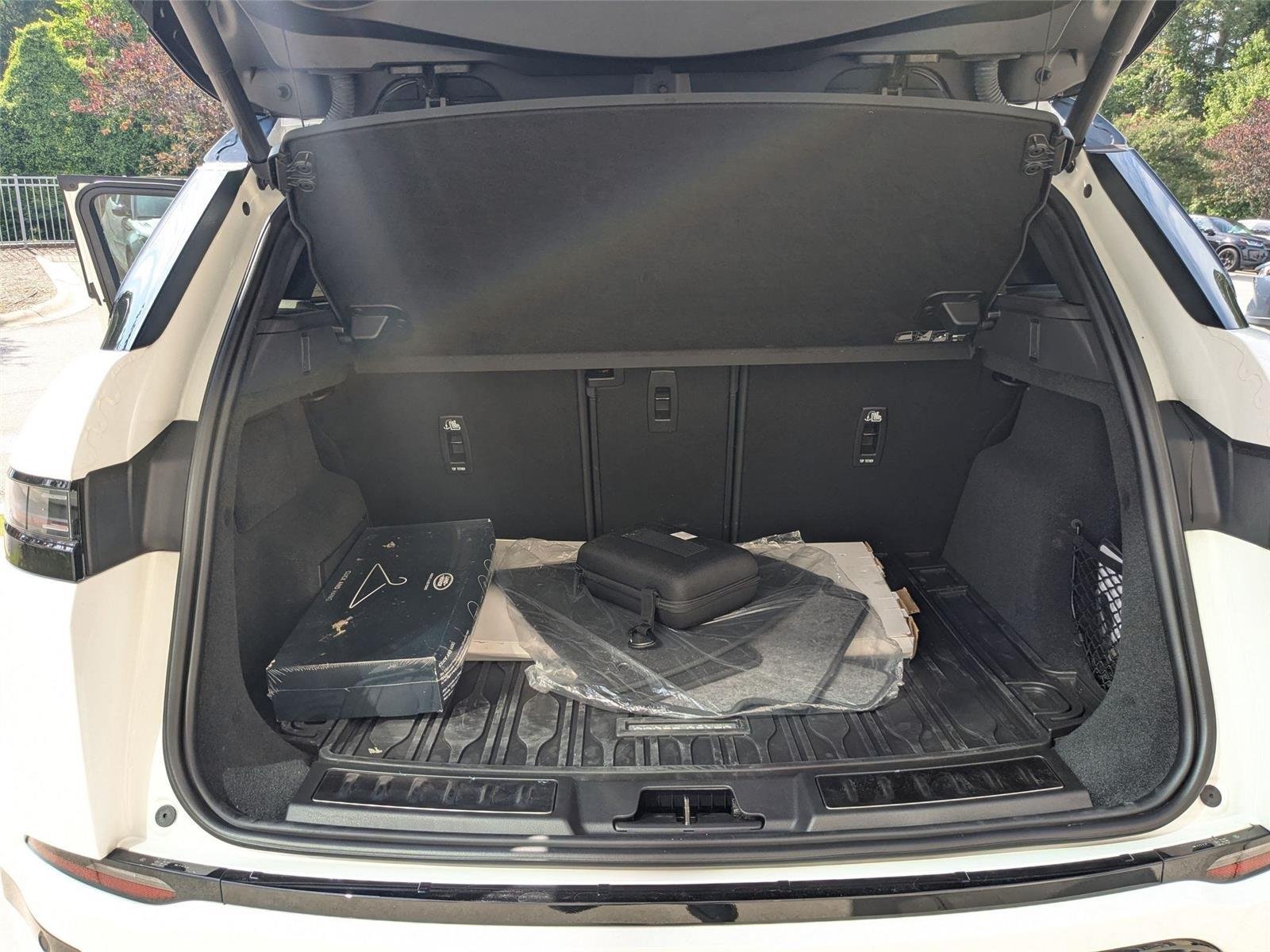 Used 2025 Fuji White Land Rover Dynamic SE image 27