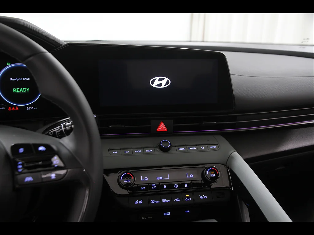 Used 2025 Serenity White Pearl Hyundai Limited image 9