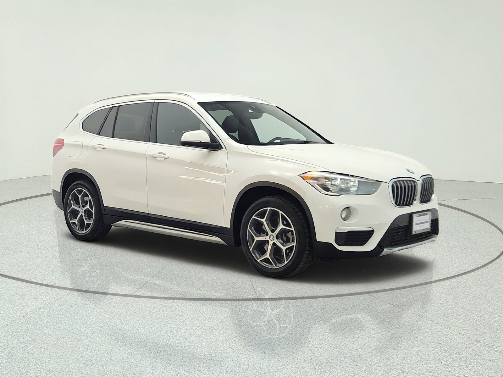 Used 2019 Alpine White BMW sDrive28i Sports Activity Vehicle image 3