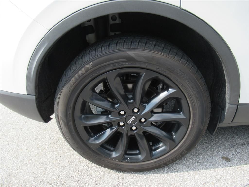 Used 2022 White Lincoln Standard image 8