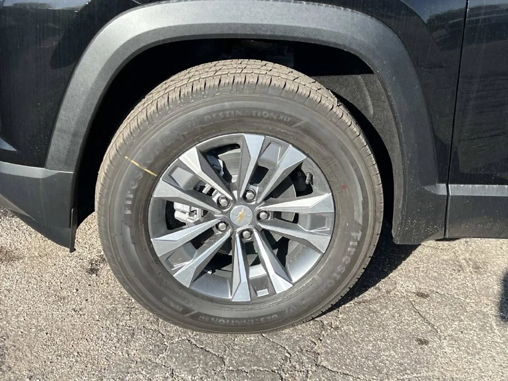 2027 Chevrolet Equinox LT - Photo 8