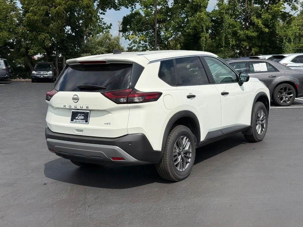 Used 2022 White Nissan S image 3