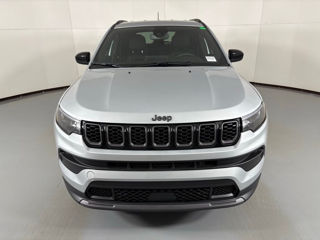 New 2026 Silver Zynith Metallic Clearcoat Jeep Latitude image 3