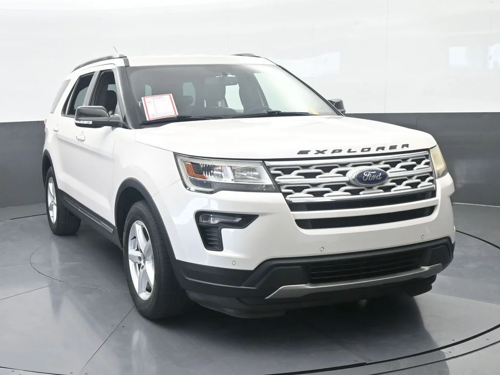 Used 2018 White Platinum Clearcoat Metallic Ford XLT image 8