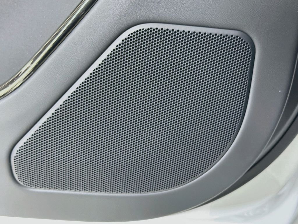 New 2026 Fuji White Land Rover Dynamic SE image 19