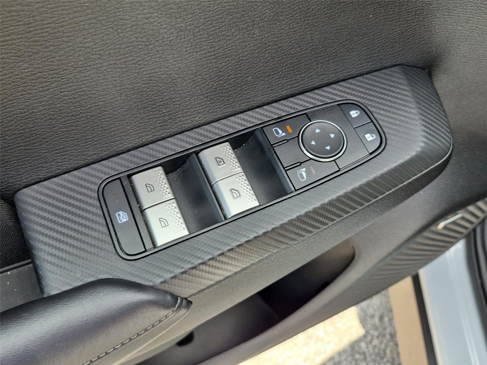 Used 2025 White Diamond Mitsubishi ES image 16