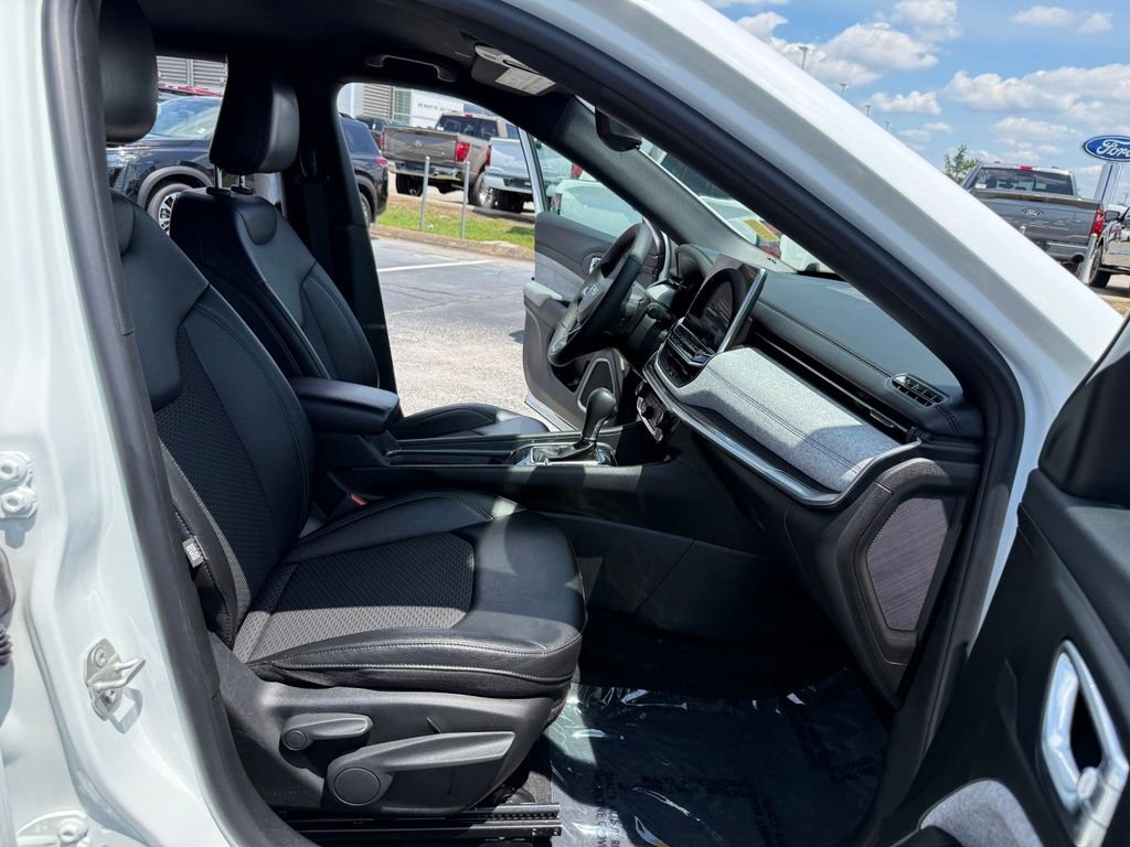 Used 2024 White Jeep Latitude image 17