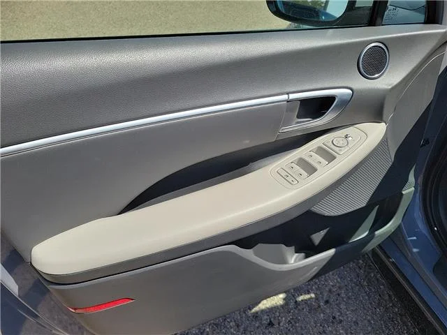 Used 2025 Aero Silver Hyundai SEL Front-Wheel Drive image 11