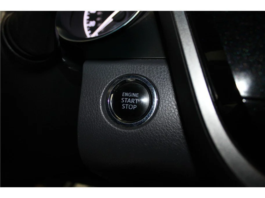 Used 2018 Silver Toyota XLE Sedan 4D image 29