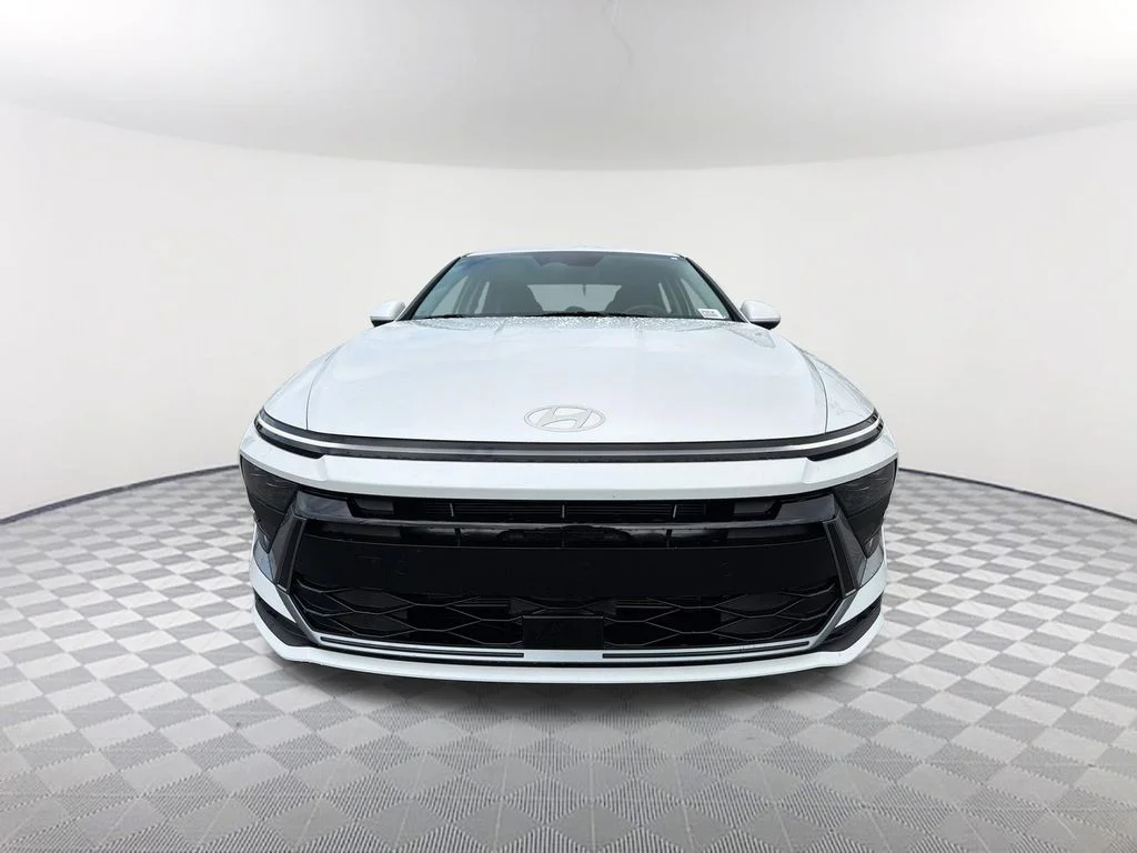 Used 2025 White Hyundai SE image 2