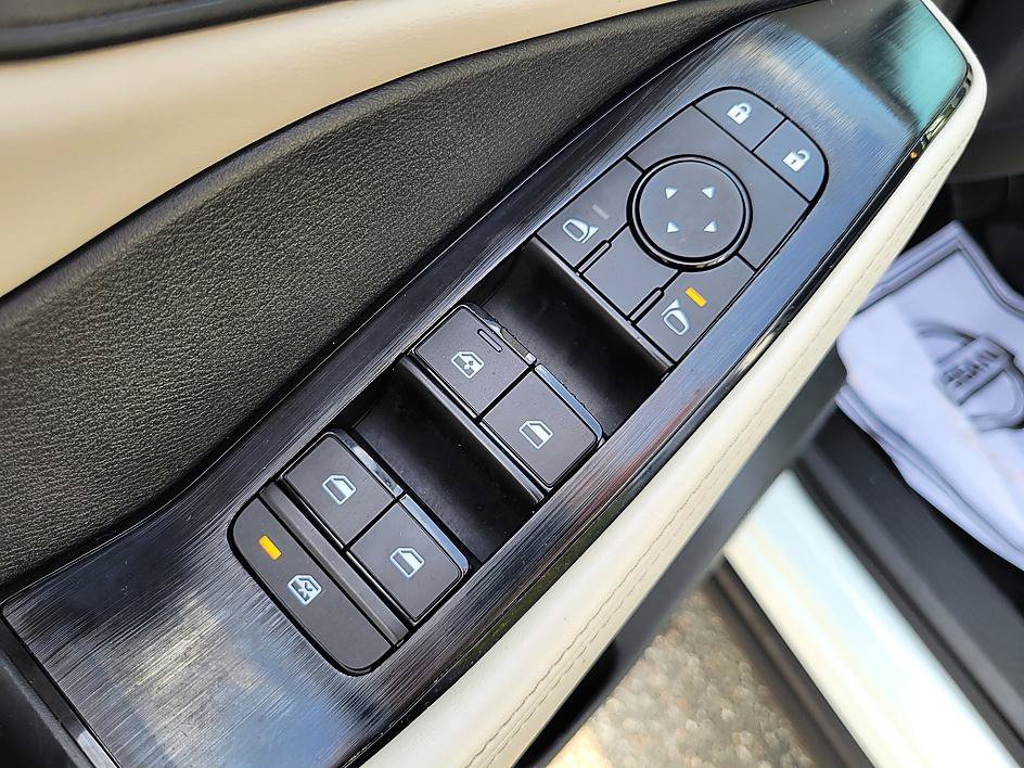Used 2025 Everest White Pearl Nissan SV image 11