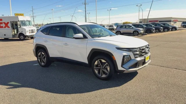 Used 2025 White Hyundai SEL image 2