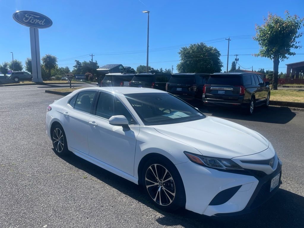 Used 2018 Super White Toyota SE image 3