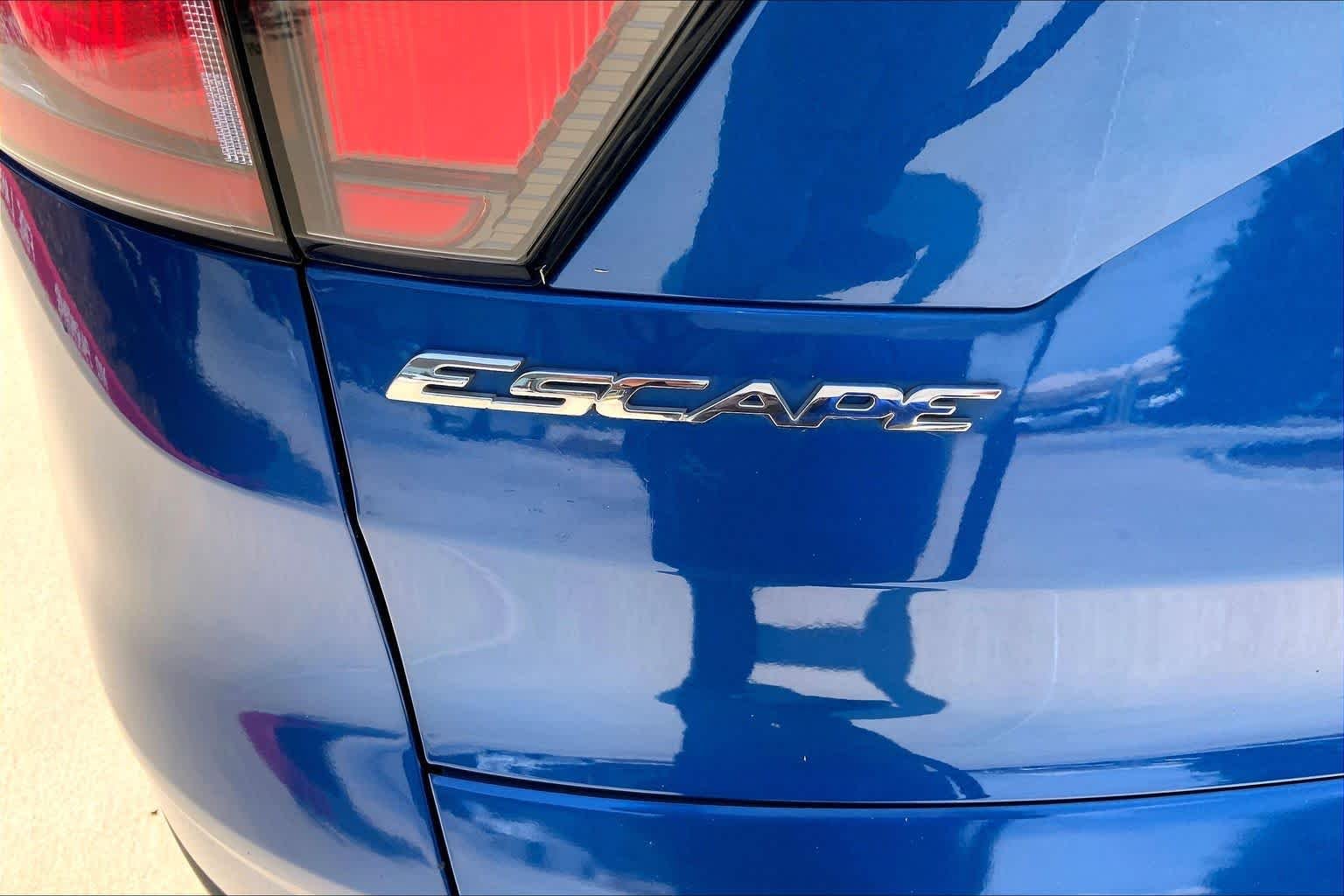 Used 2017 Lightning Blue Metallic Ford SE image 33
