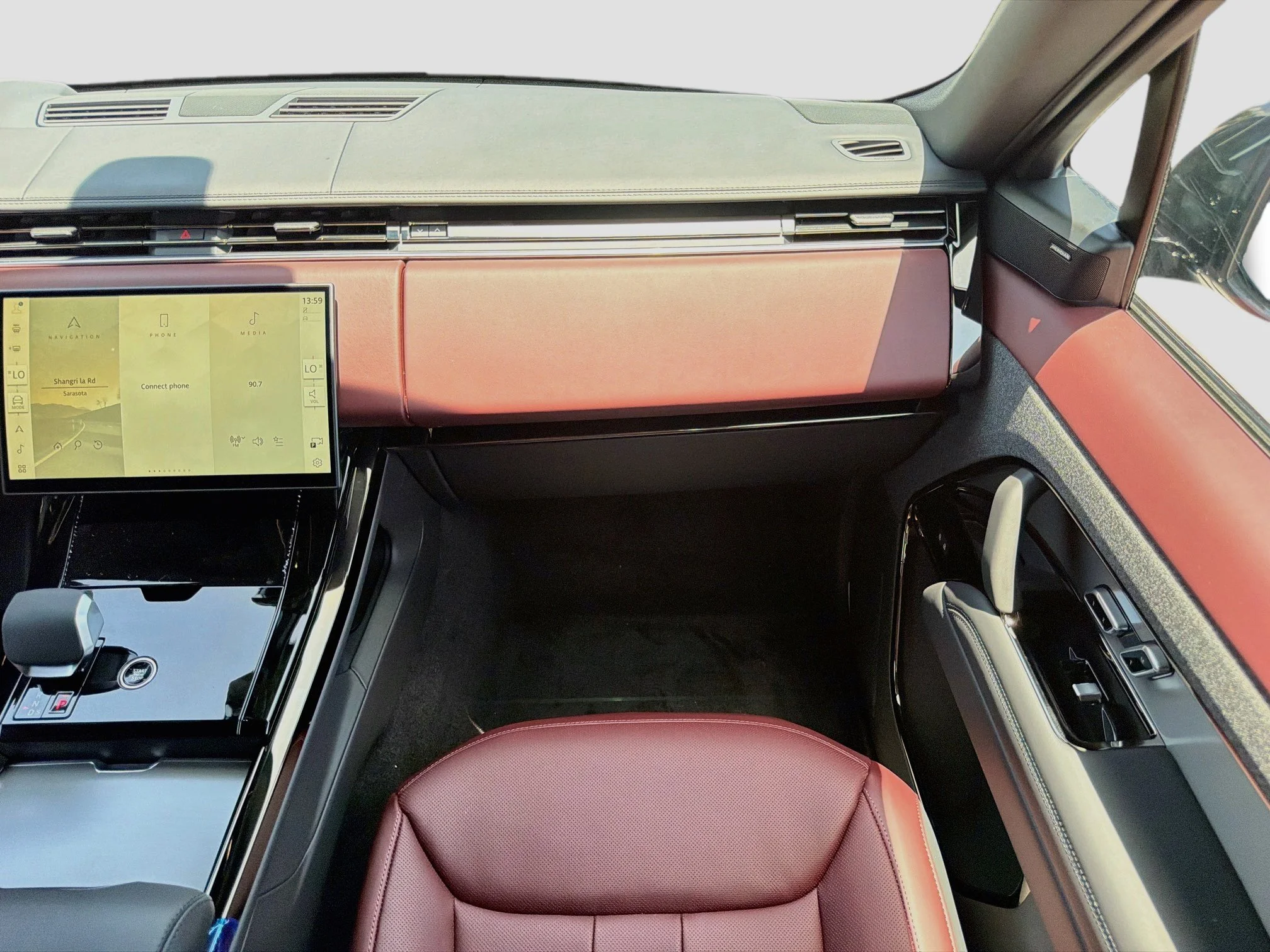 New 2026 Santorini Black Land Rover Dynamic SE image 19