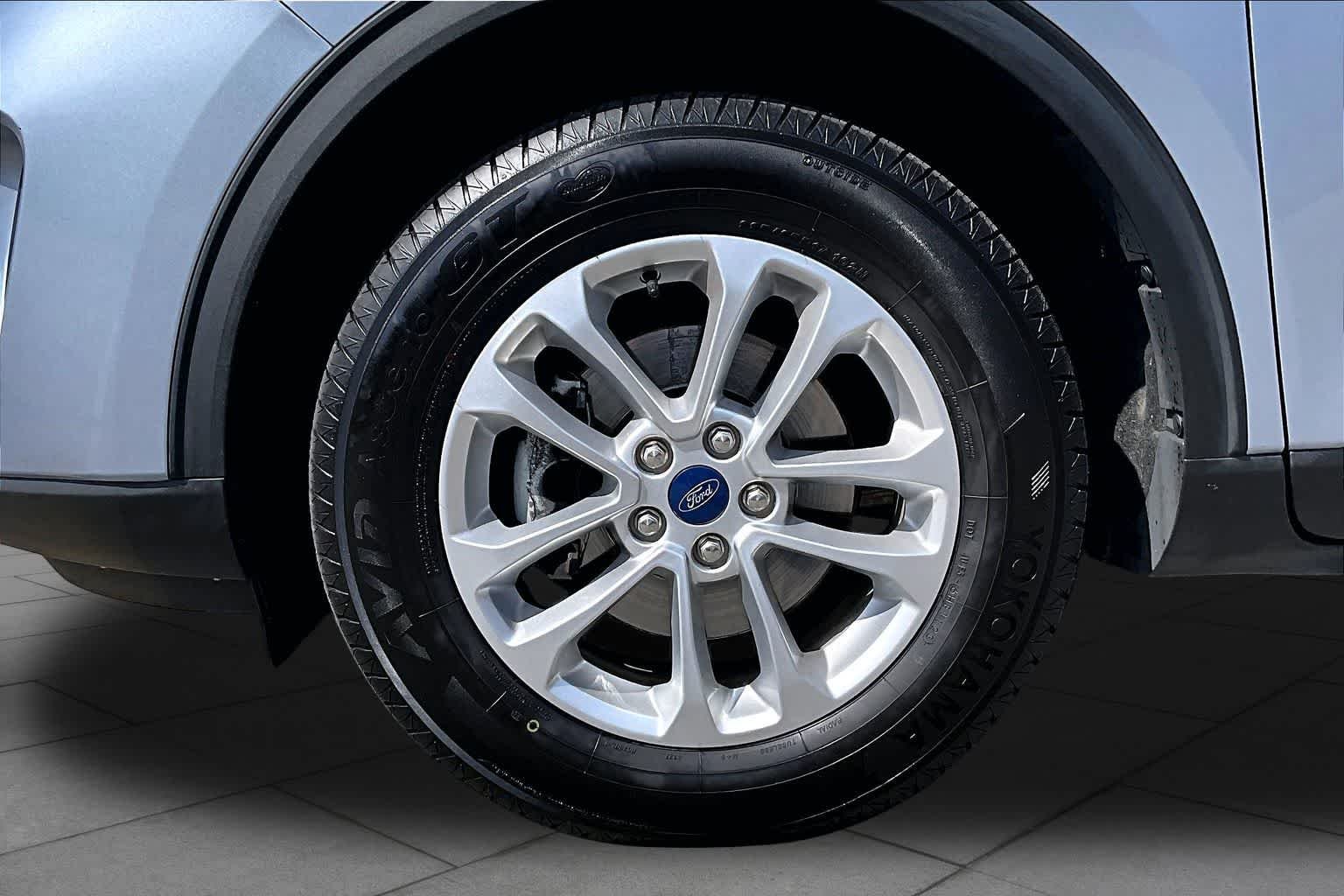 Used 2022 Iced Blue Silver Ford SE image 11