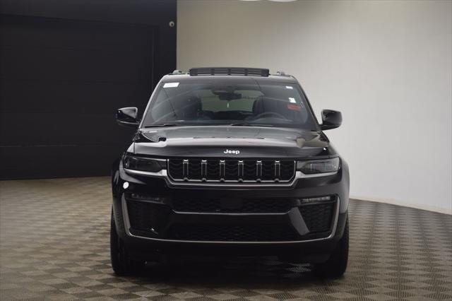 New 2026 Diamond Black Crystal Pearl-Coat Exterior Paint Jeep Limited image 2