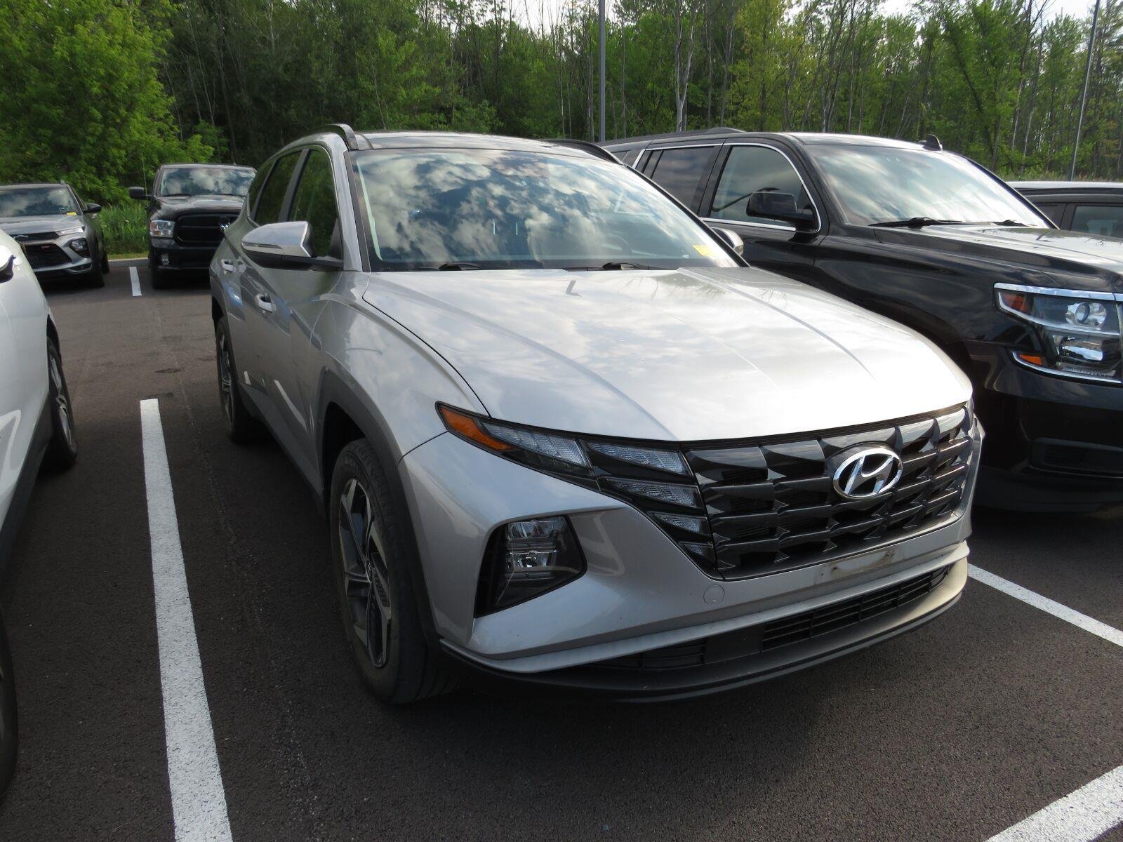 Used 2023 Shimmering Silver Hyundai SEL Convenience image 2