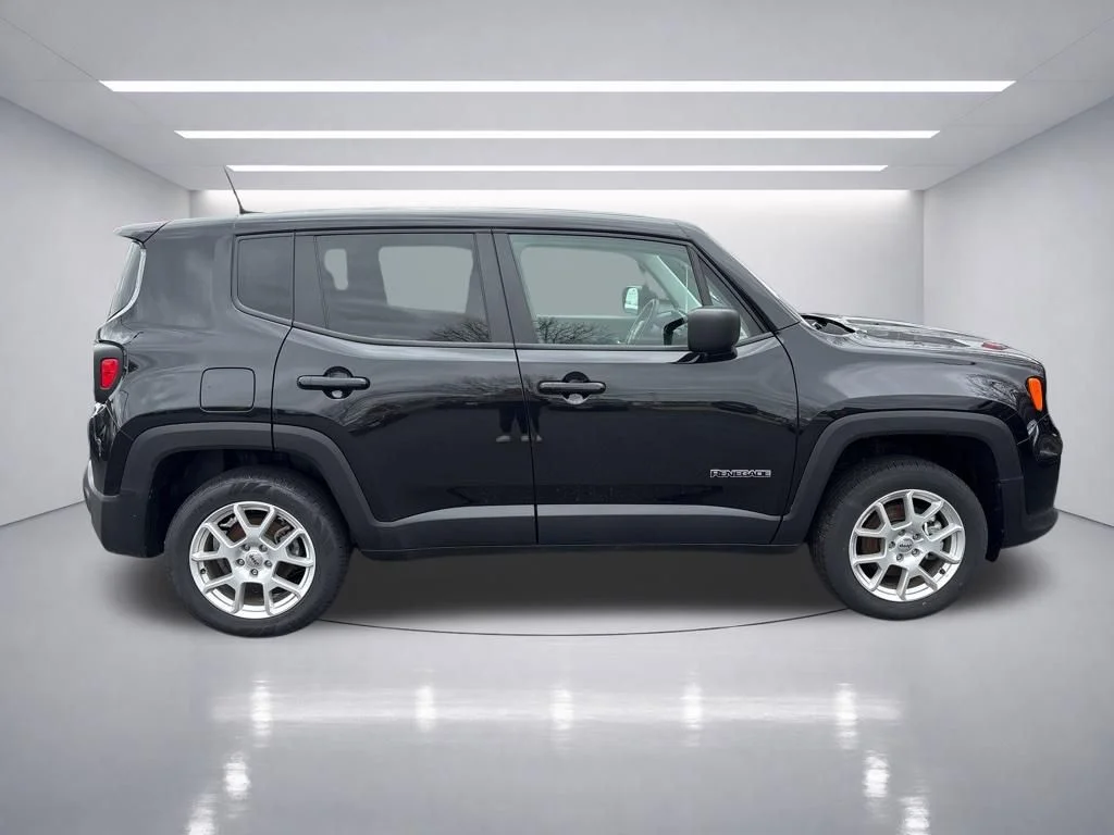 Used 2023 Black Clearcoat Jeep Latitude image 7