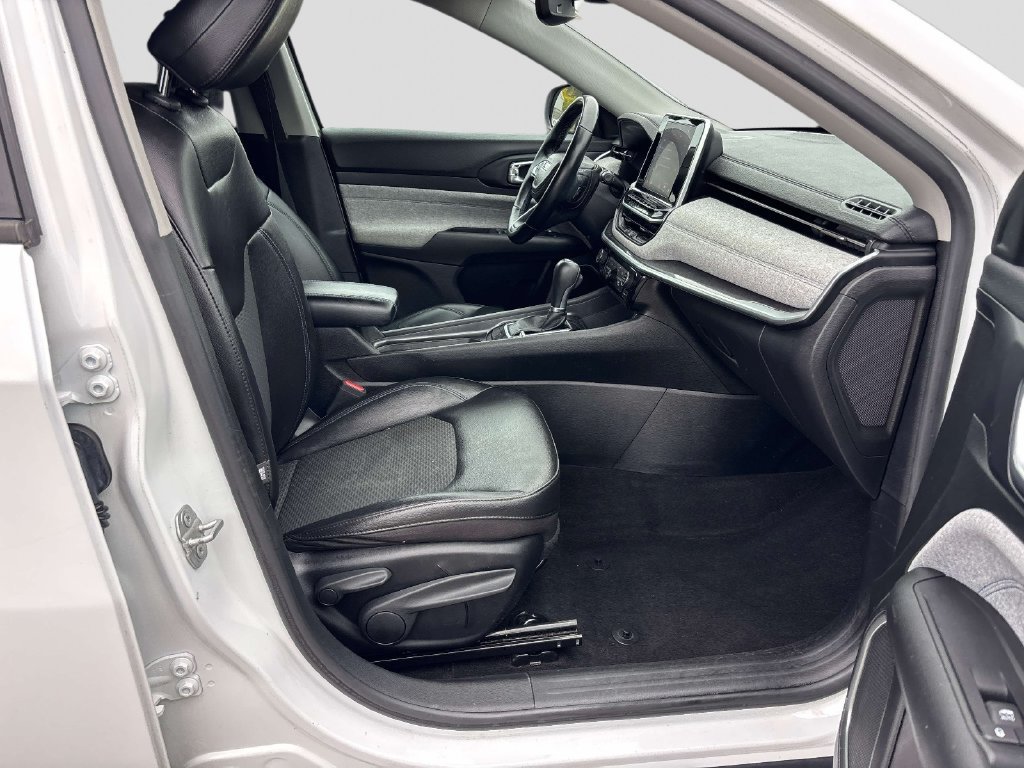 Used 2022 White Jeep Latitude image 17