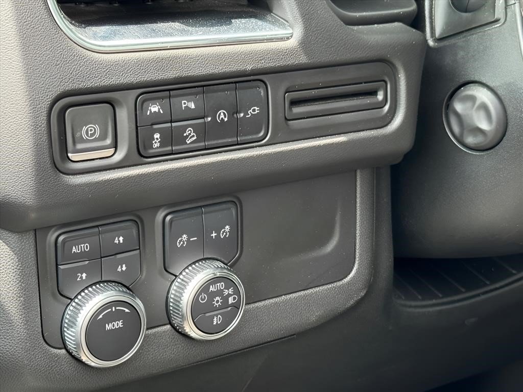 Used 2022 White Frost Tricoat GMC AT4 image 17