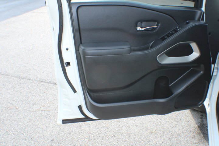 Used 2023 Glacier White Nissan SV image 6