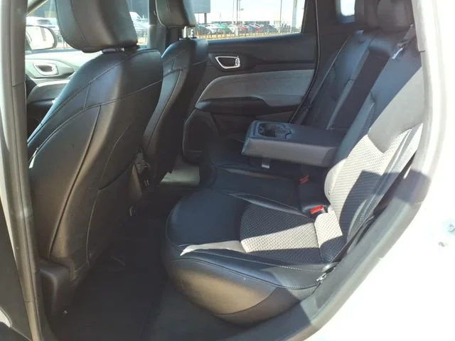 Used 2024  Jeep Latitude image 20