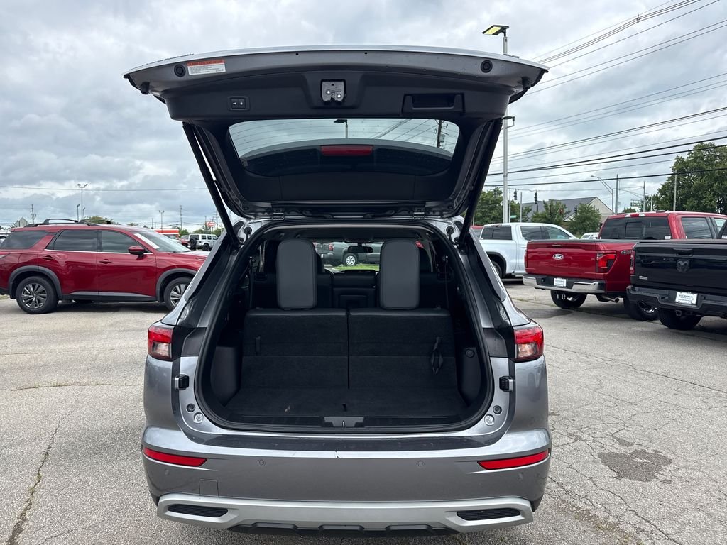 Used 2022 Gray Mitsubishi SE image 9