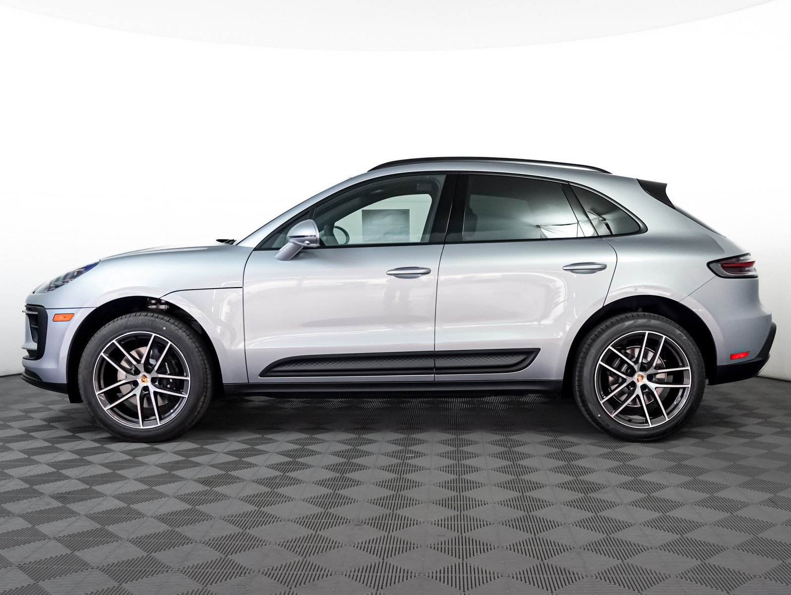 New 2026 DOLOMITE SILVER Porsche  image 2