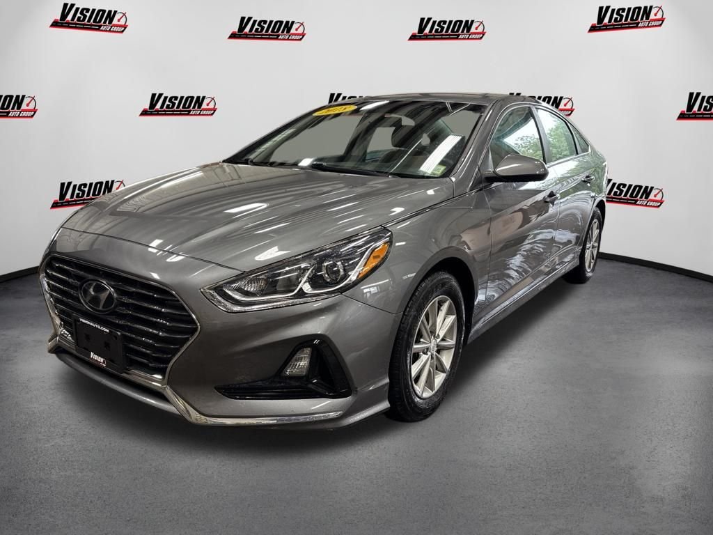 Used 2018 Gray Hyundai SE image 1