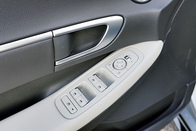 Used 2024 Silver Hyundai SEL image 21