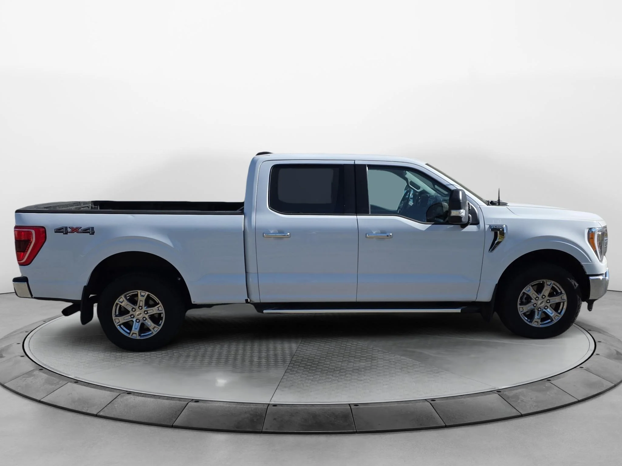 Certified Used 2023 Oxford White Ford XLT image 5