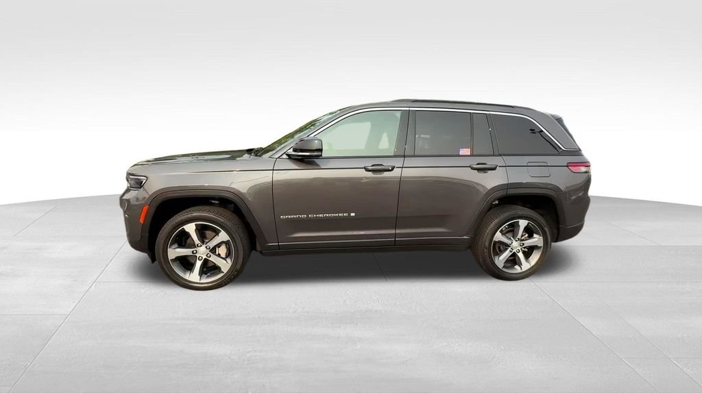 Used 2025 Gray Jeep Limited image 3