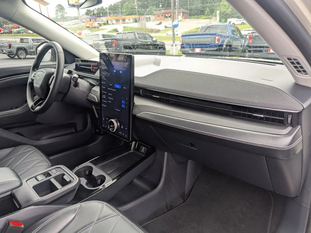 Used 2025  Ford Select image 27