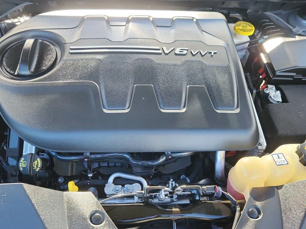 Used 2022 Sting-Gray Clearcoat Jeep Latitude Lux image 16