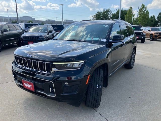 Certified Used 2021 Diamond Black Crystal Pearlcoat Jeep Overland image 3