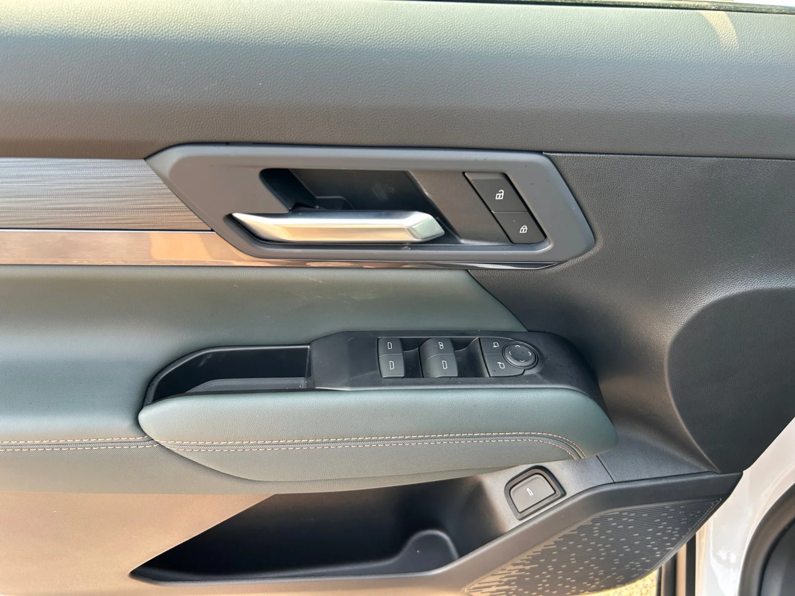 New 2027 Summit White GMC AWD AT4 image 17