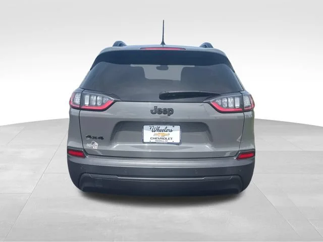 Used 2023 Gray Jeep Altitude Lux 4x4 image 4