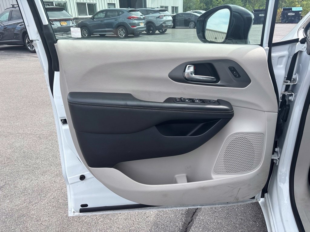 Used 2024 White Chrysler Touring L image 19