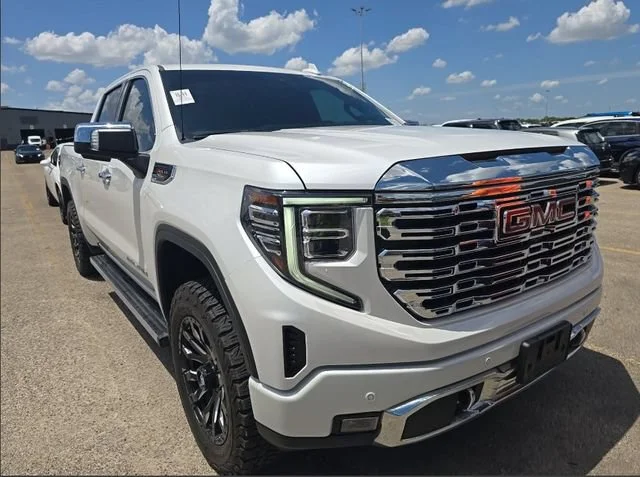 Used 2022 White Frost Tricoat GMC Denali image 3