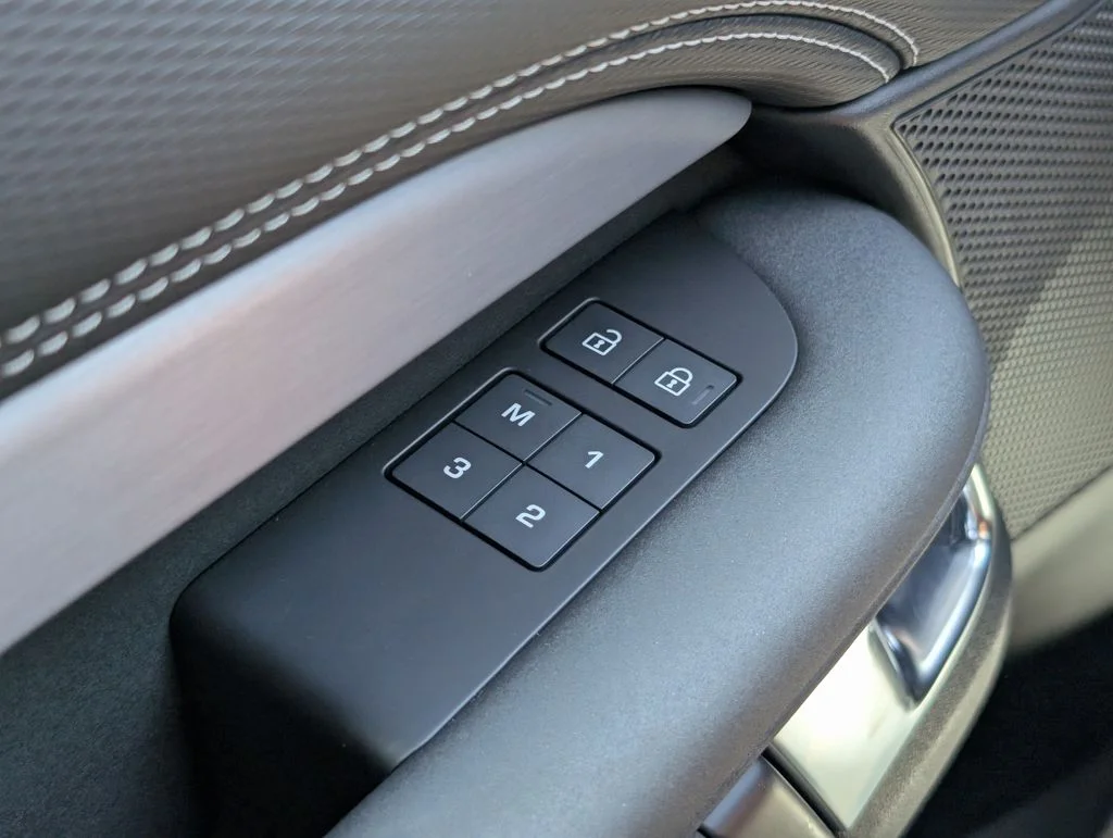 Certified Used 2025 White Land Rover Dynamic SE image 32