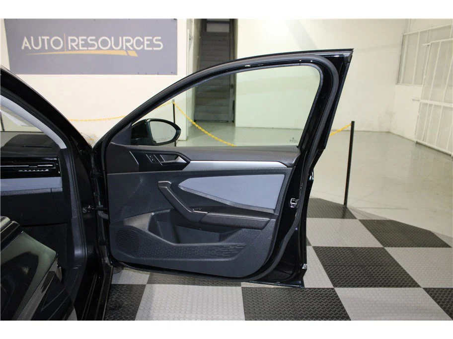 2025 Volkswagen Jetta SE - Photo 23