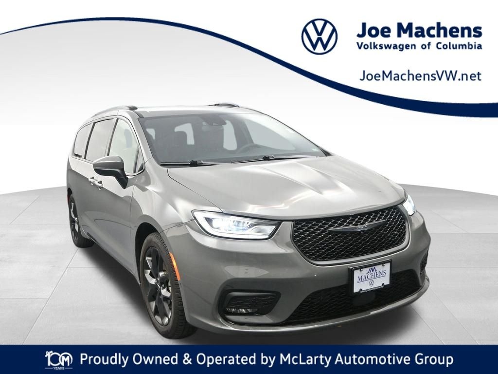 2023 Chrysler Pacifica Touring L's photo