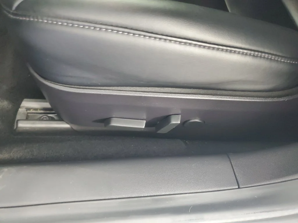 Used 2019  Tesla Standard Range Plus image 26