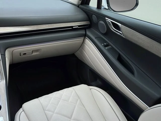 Used 2025 White Genesis 3.5T Prestige image 13