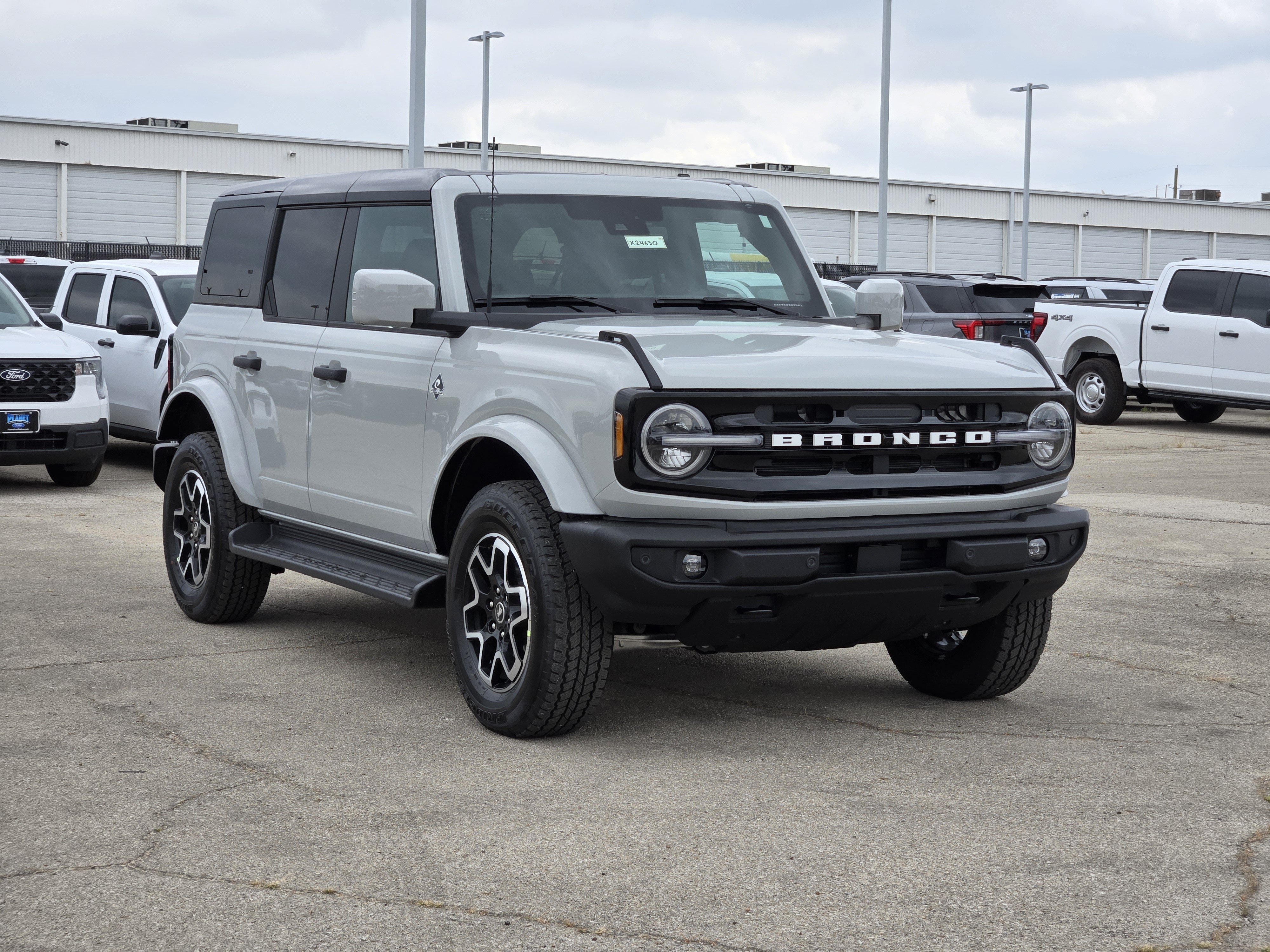 New 2026 Avalanche Gray Ford Outer Banks image 2