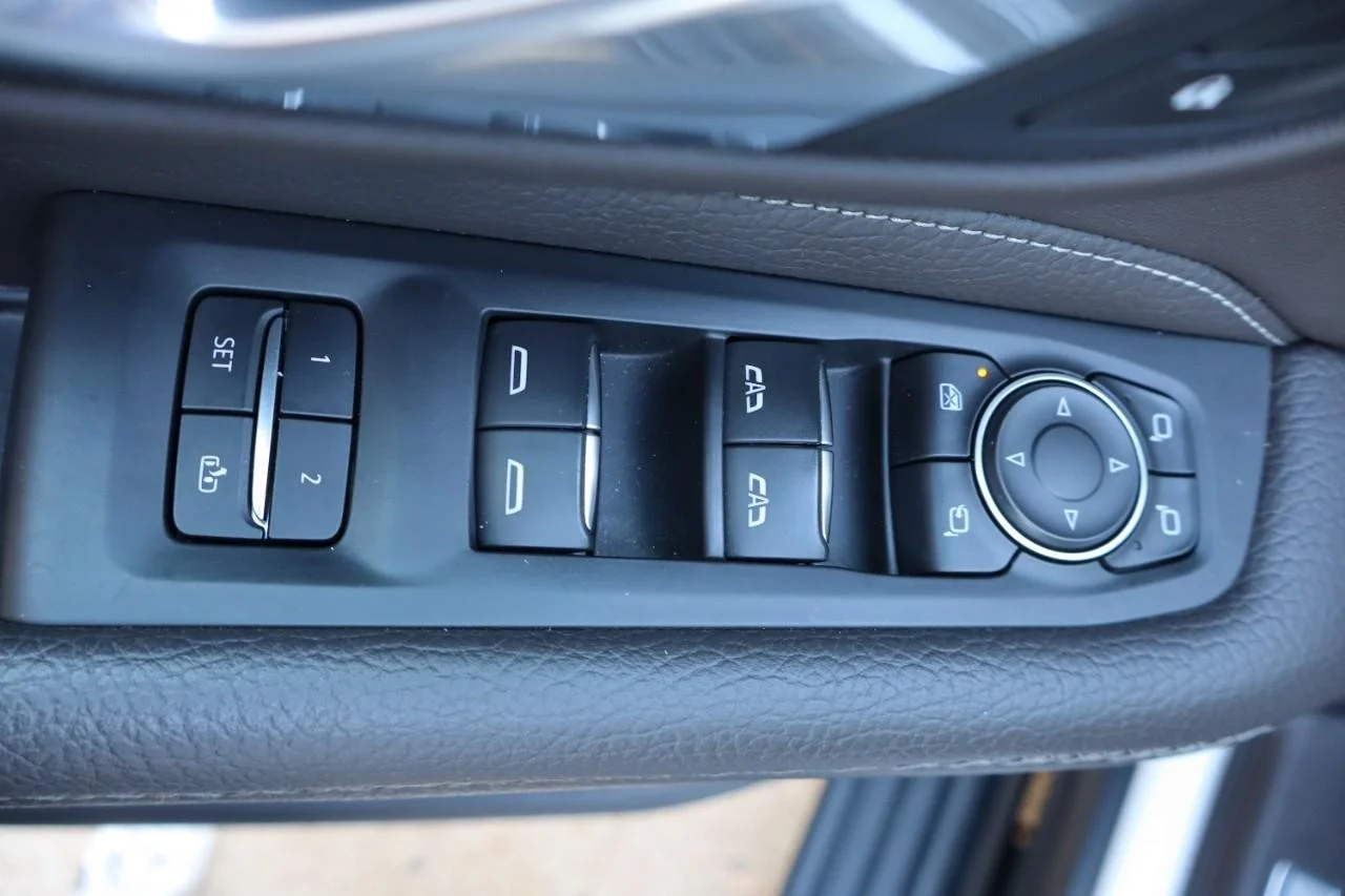Used 2021 White Frost Tricoat GMC Denali image 12