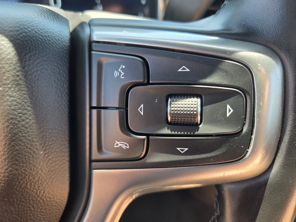 Used 2025 White Chevrolet LT image 27